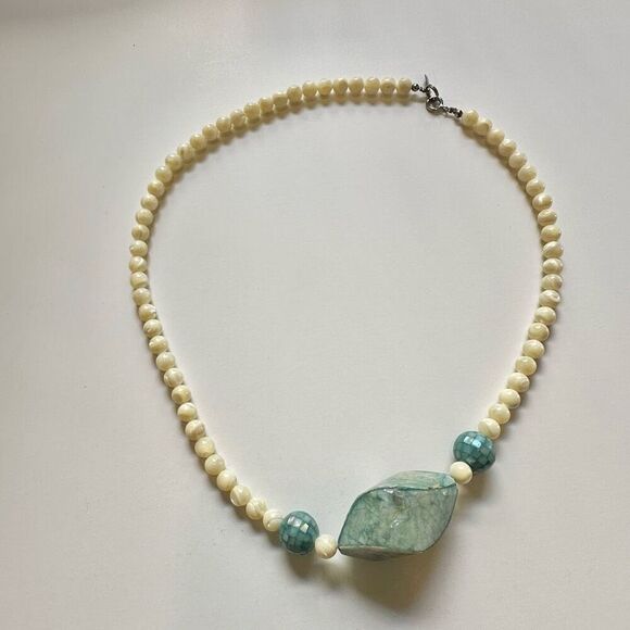 Karla Jordan mother of pearl cream  and blue asymmetrical necklace - Picture 12 of 14